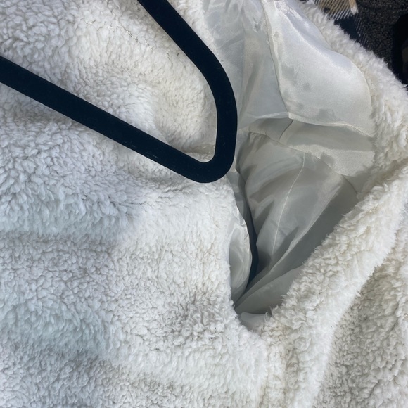 Love Tree Sherpa jacket with button sizes Large black tan - Picture 8 of 8